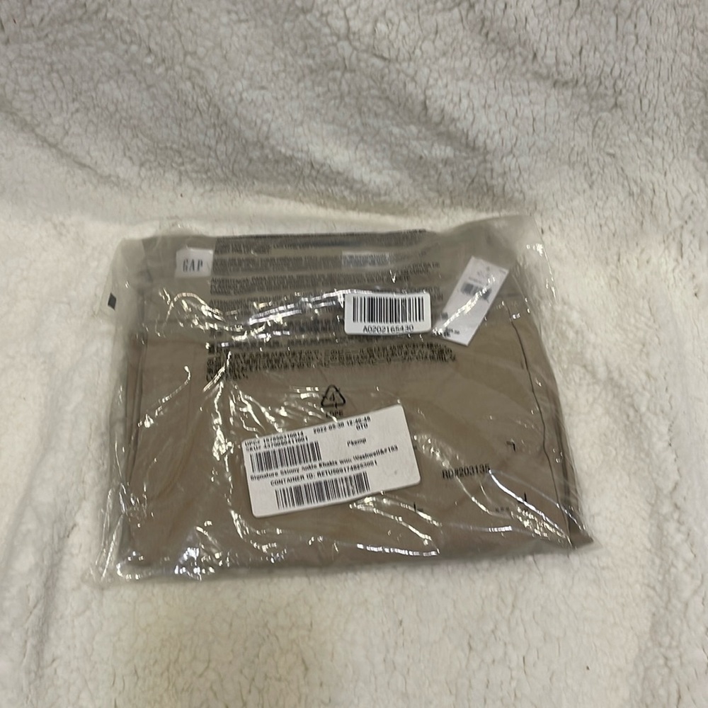 New in plastic GAP Skinny Ankle Khaki Stretch Pants Size 16